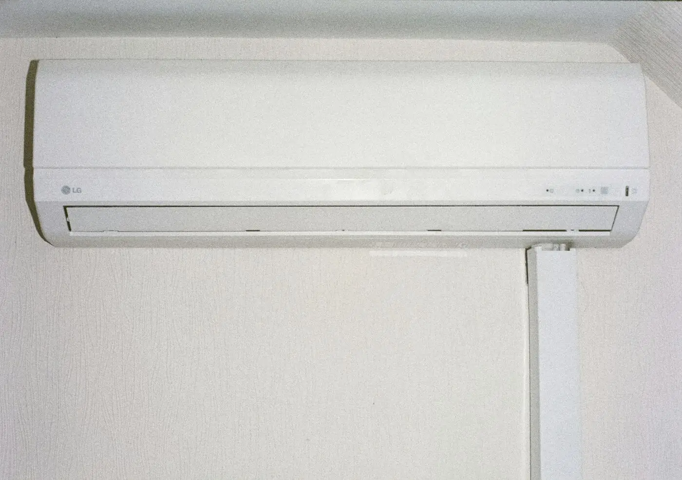 Netjes geplaatste airco-binnenunit met weggewerkte leidingen